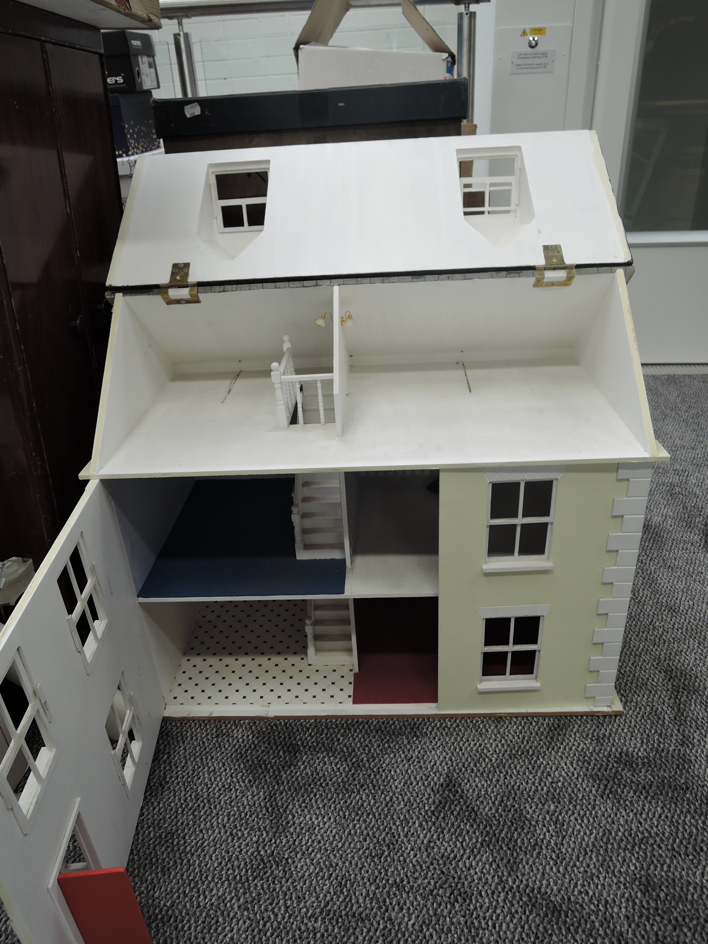 A modern two storey Dolls House having converted loft, comes with modern Furniture and a - Bild 2 aus 5