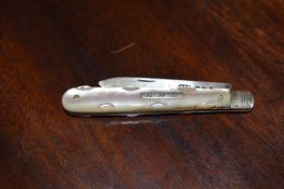 An early 20th century Mother of Pearl mounted and silver bladed pocket knife. Marks for Chester.