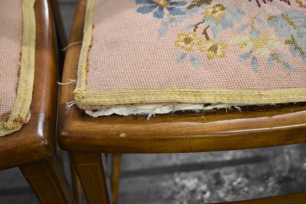 Two pairs of Edwardian bedroom chairs, one pair with inlaid banding, the other with caned seats - Bild 2 aus 2