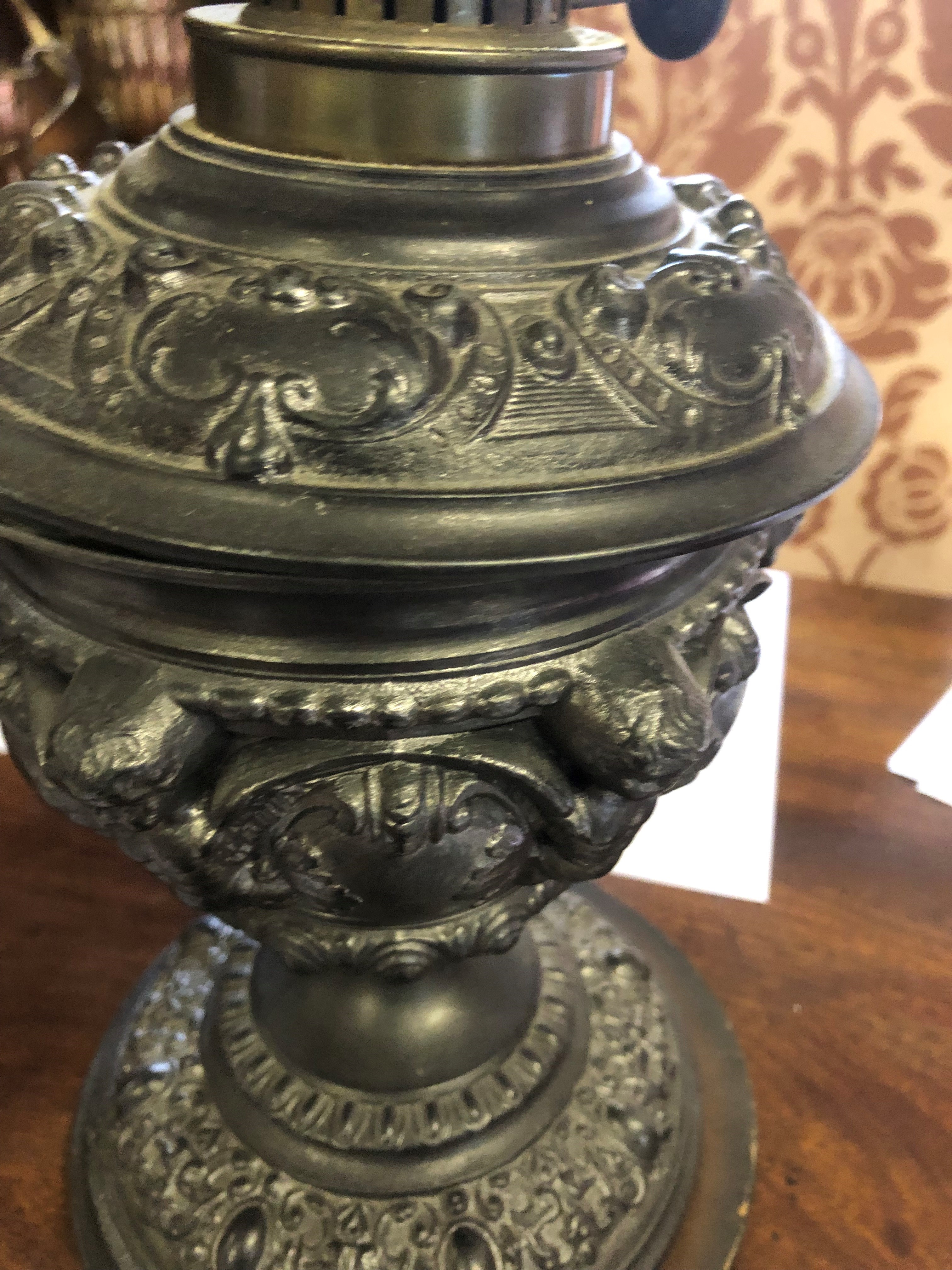 A 20th century cast metal and glass oil lamp, the two-part base cast with putti and repeating - Bild 4 aus 4