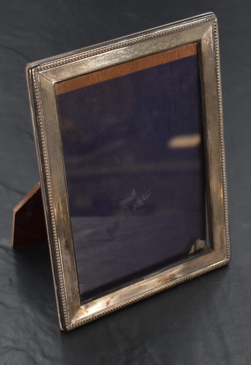 An imported silver mounted photograph frame, of rectangular form, with bead moulded and finely - Bild 2 aus 2