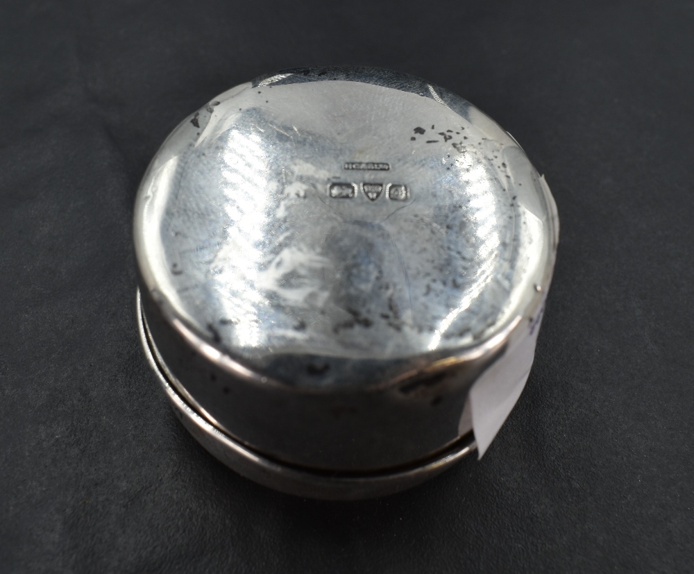 An Edwardian silver baby powder caster, of cylindrical form, the cover pierced and embossed with a - Bild 2 aus 2