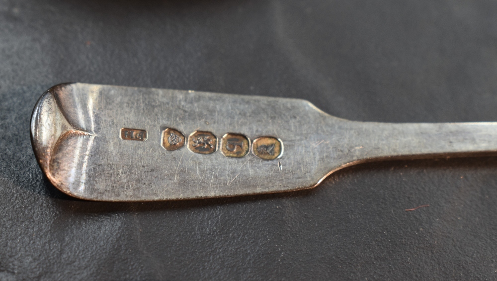 A set of six Georgian silver egg spoons of fiddle back form bearing monogram to terminals, London - Bild 2 aus 2