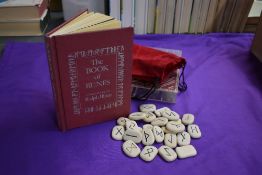 Vikings. Blum, Ralph - The Book of Runes (1986, 3rd imp.) with the 25 rune stones in pouch. (1)