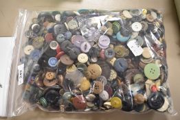 Over one Kg of vintage and antique buttons, mixed styles, sizes and colours.
