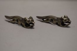 A pair of 20th century pewter figures or knife rests of foxes