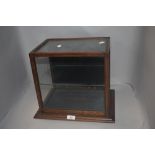 An early 20th century counter top shop display case of fine quality with beaded mahogany case