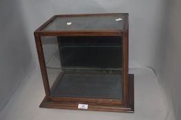An early 20th century counter top shop display case of fine quality with beaded mahogany case