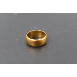 A 22ct gold wedding band, size M & approx 8g