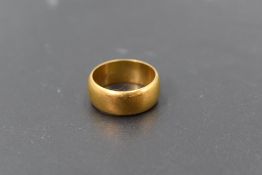 A 22ct gold wedding band, size M & approx 8g