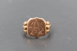An early 20th century 9ct gold signet ring, the shield form platform engraved with initials 'AC'