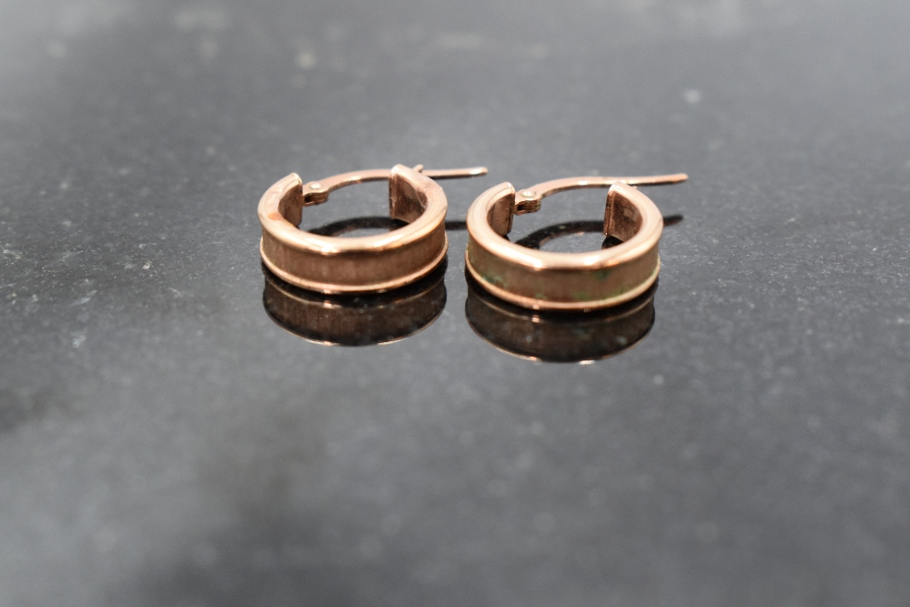 A pair of 9ct rose gold hoop earrings having brushed detail, approx 1.3g - Image 2 of 3