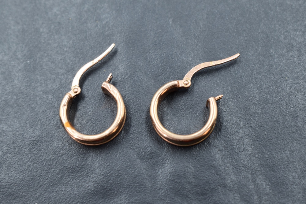 A pair of 9ct rose gold hoop earrings having brushed detail, approx 1.3g - Image 3 of 3
