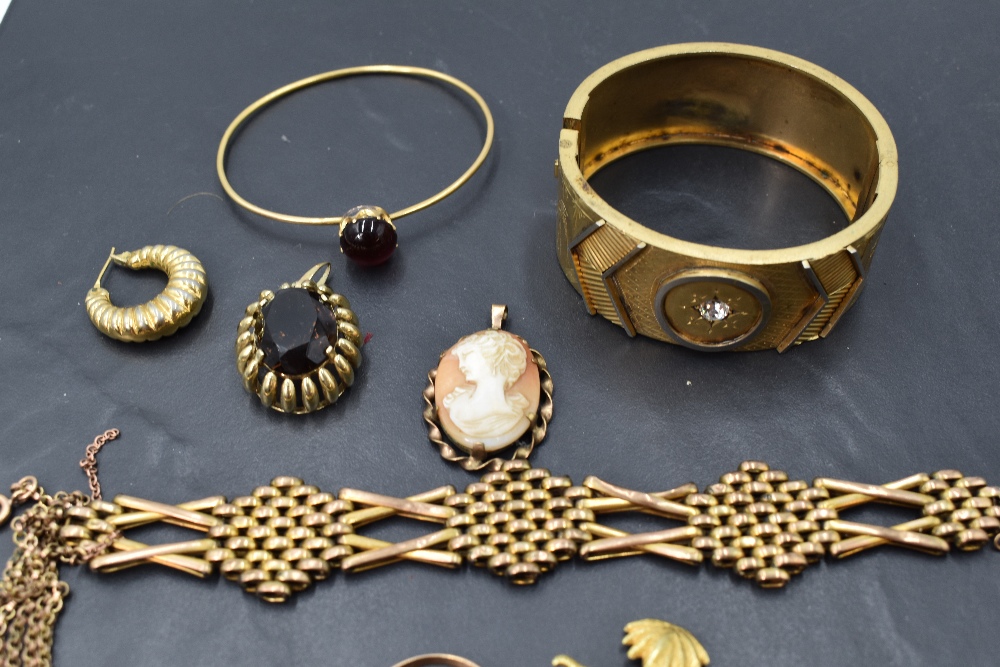 A tray of rolled gold jewellery including a hinged cuff bangle, coiled snake bangle, pendant, an - Image 2 of 3