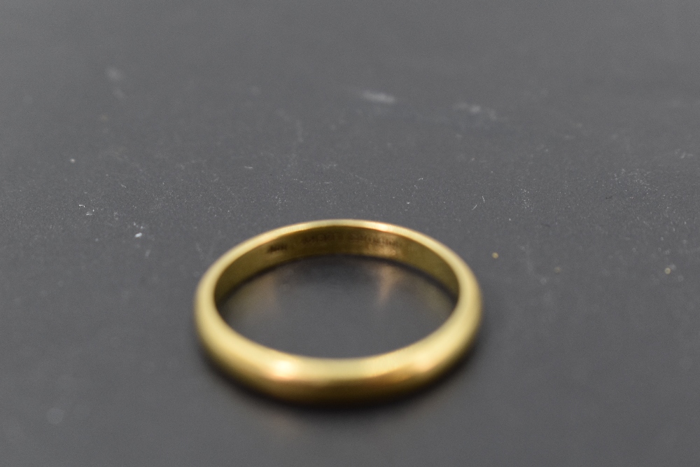 A yellow metal wedding band stamped 18K bearing inscription Proctor's Lucky to the inside, size - Image 2 of 2