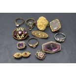 A small selection of vintage costume jewellery including brooches, rings etc