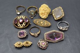 A small selection of vintage costume jewellery including brooches, rings etc