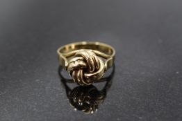 A 9ct gold knott ring, size Q/R & approx 3g