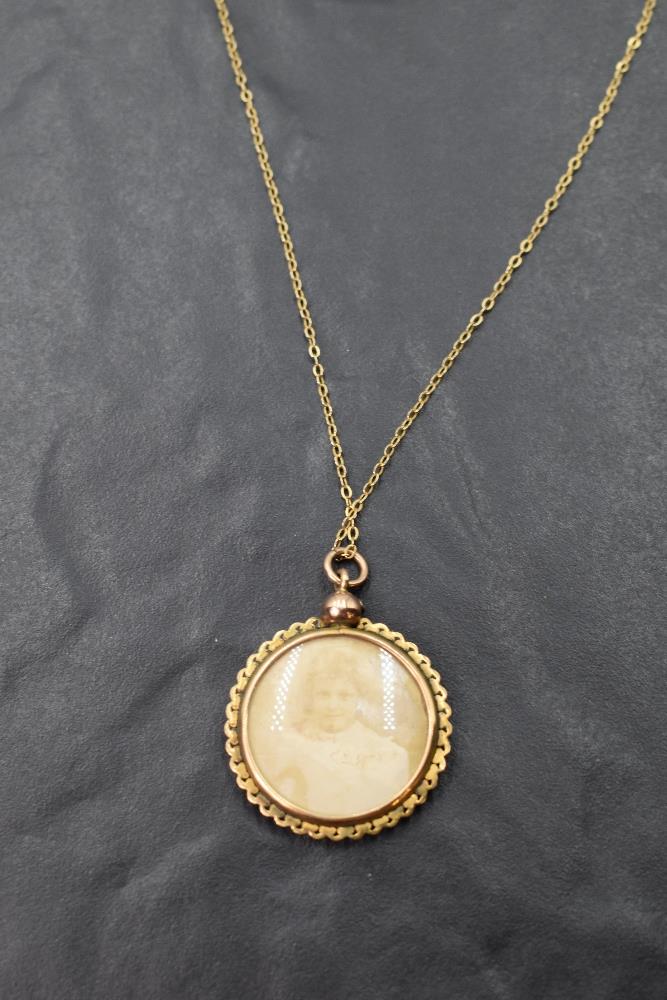 A vintage glass locket of circular form in a 9ct gold decorative mount on a 9ct gold chain, approx - Image 2 of 2