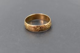 A Victorian 18ct gold wedding band having moulded foliate decoration, size P & approx 2.5g