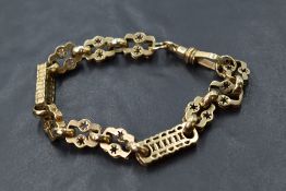 A 9ct gold antique style moulded link bracelet with dog leash claps, approx 21g