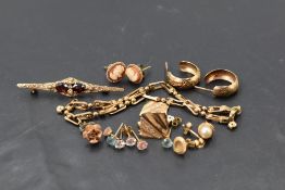 A selection of 9ct gold and yellow metal jewellery including bracelet, bar brooch and earrings,