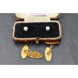 An Edwardian pair of 9ct gold cufflinks having engraved oval panels with chain connectors, Chester