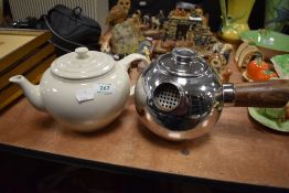 Two modern tea pots including Le Creuset and Frevd