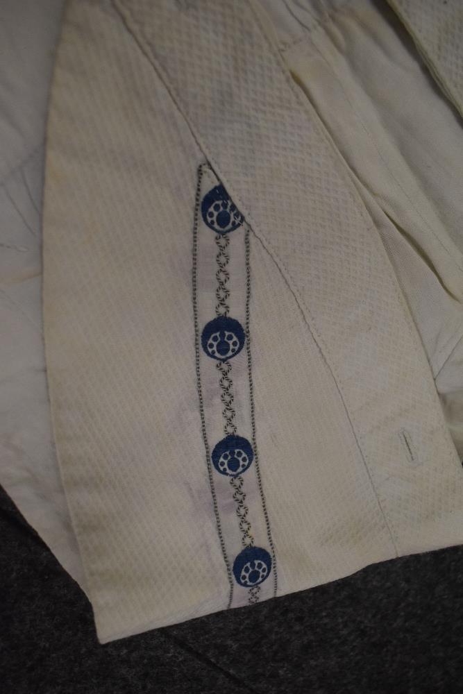 An Edwardian pique cotton collar having embroidered motifs. - Image 2 of 3