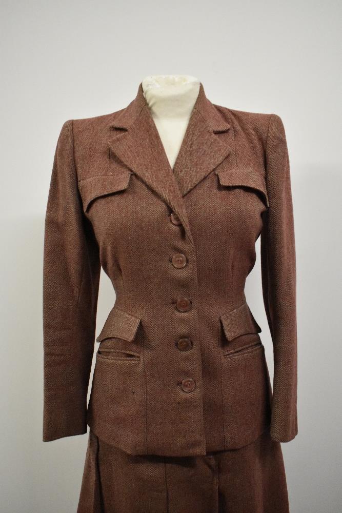 A 1940s Pandem model beige and cranberry wool herringbone ladies suit comprising of jacket and - Image 2 of 5