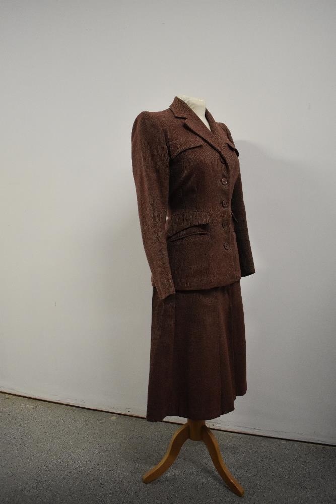 A 1940s Pandem model beige and cranberry wool herringbone ladies suit comprising of jacket and - Image 3 of 5
