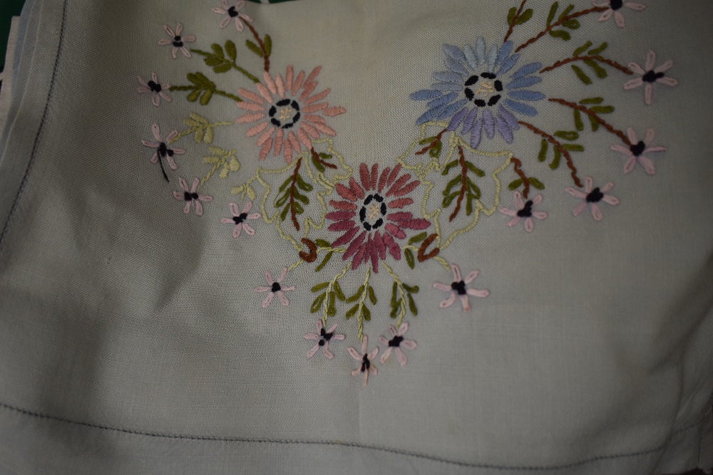 A vintage travel case containing a selection of embroidered table linen and similar. - Image 2 of 9
