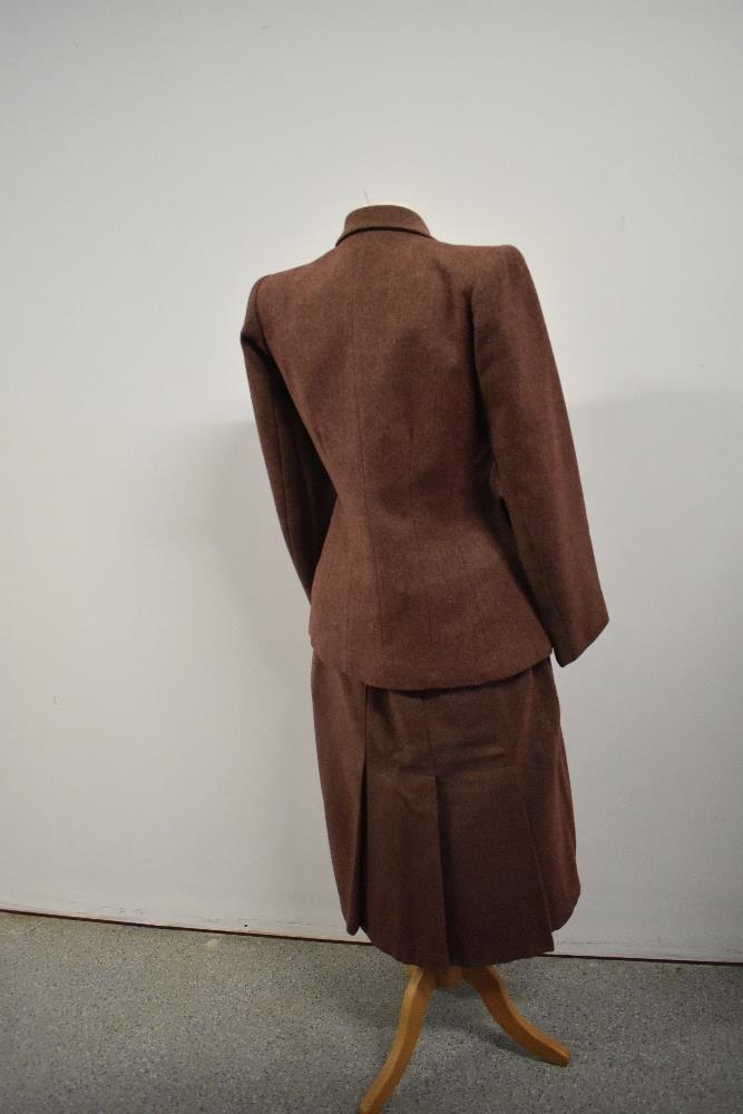 A 1940s Pandem model beige and cranberry wool herringbone ladies suit comprising of jacket and - Image 5 of 5