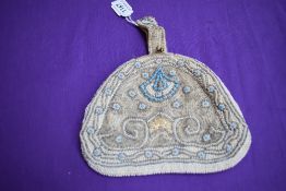 A 1920s beaded evening bag having clasp fastening.