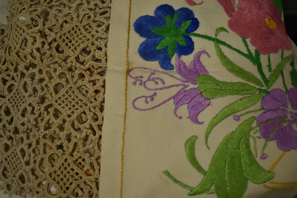 A vintage travel case containing a selection of embroidered table linen and similar. - Image 7 of 9