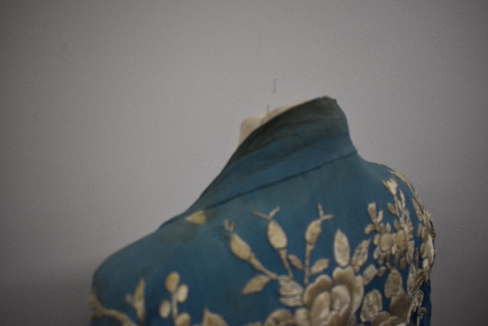 An early 20th century embroidered silk kimono dressing gown, damage to silk part of lining, - Image 8 of 12