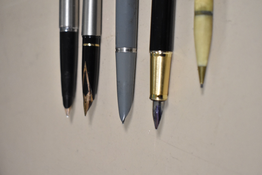 Three Parker fountain pens, a Shaeffer fountain pen and propellig pencil. A Parker 51 vacu fil, A - Image 2 of 2