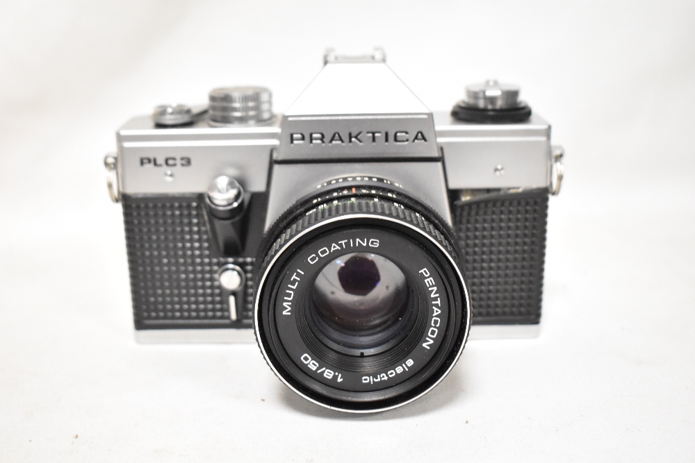 A Praktica PLC3 SLR camera with a Prakticar MC 50mm 1,8 lens, a Prakticar MC 135 2,8 lens, a - Image 3 of 5
