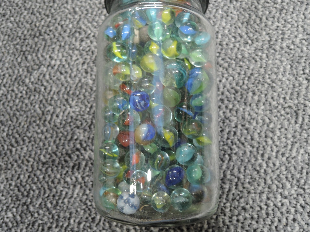 A plastic jar of mixed vintage Marbles including mixed sizes, various patterns and colours - Image 3 of 4