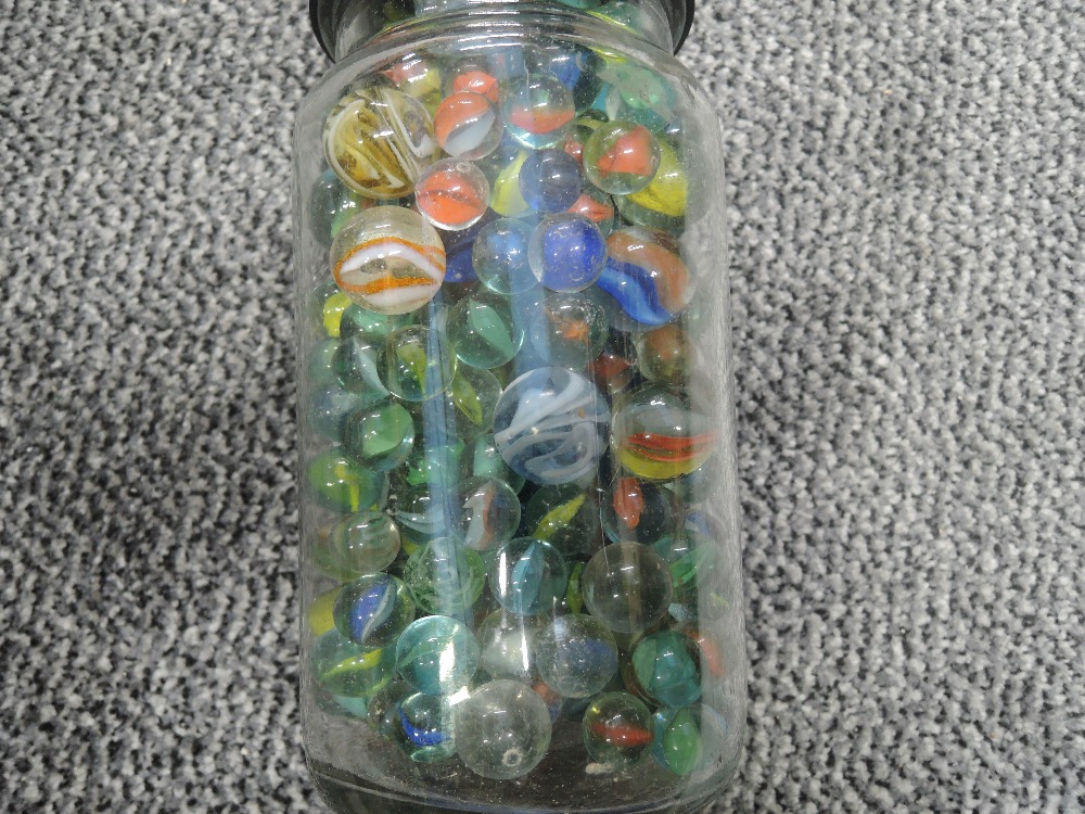 A plastic jar of mixed vintage Marbles including mixed sizes, various patterns and colours - Image 2 of 4