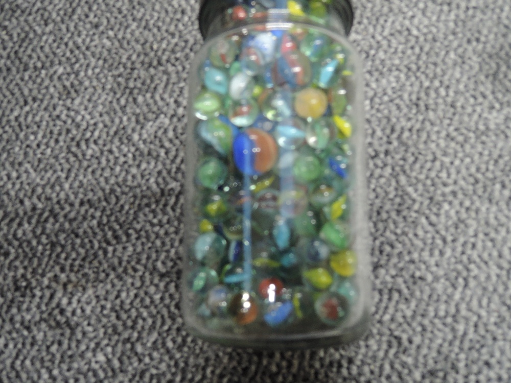 A plastic jar of mixed vintage Marbles including mixed sizes, various patterns and colours - Image 4 of 4