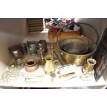 A quantity of mixed brass wares, to include jam pan, chestnut roaster, vase, horse brasses.