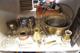 A quantity of mixed brass wares, to include jam pan, chestnut roaster, vase, horse brasses.