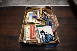 A box of single records, including Cliff Richard, Chris De Burgh