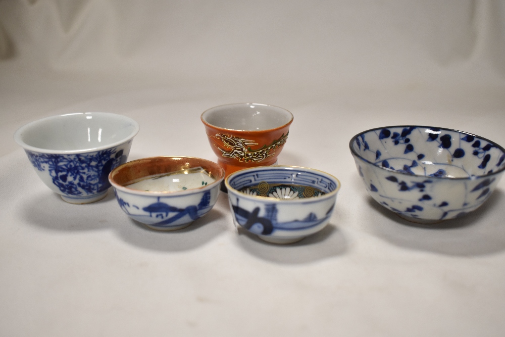 A selection of oriental ceramics including small porcelain tea bowls and an Adams dish AF - Image 3 of 4