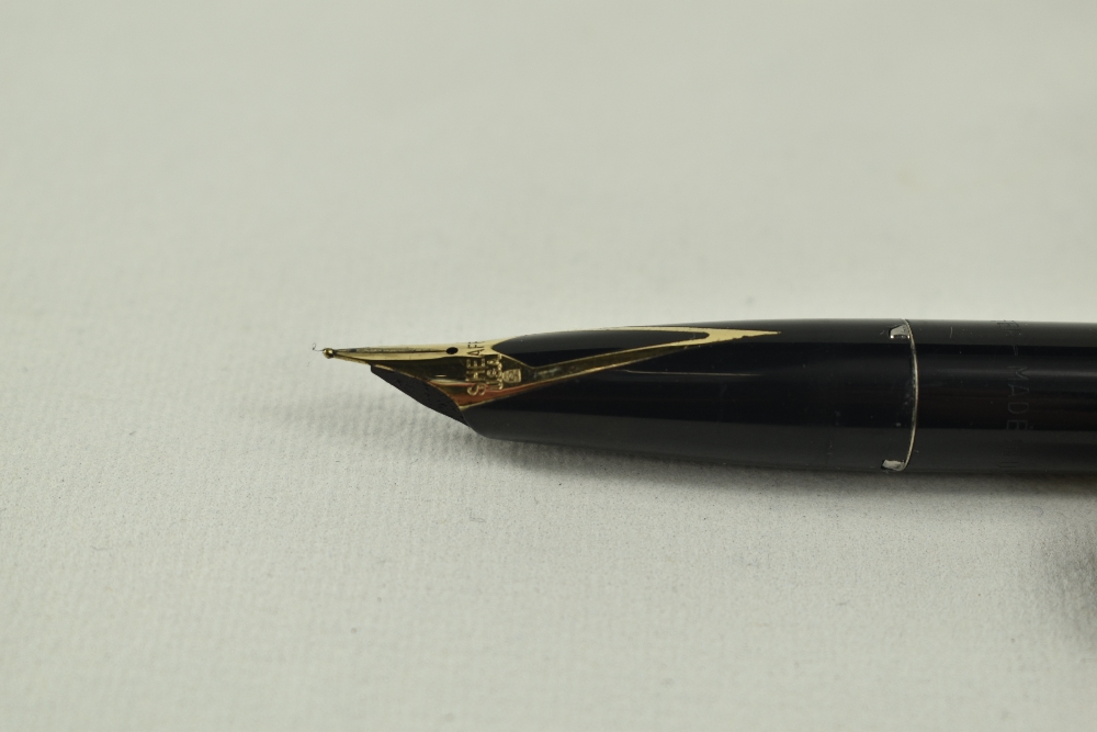 A Sheaffer Imperial cartridge/converter fountain pen in black having broad band to cap and white - Image 2 of 2