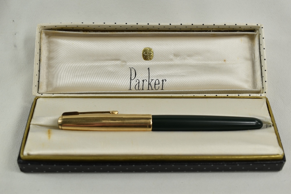 A boxed Parker 51 aeromatic fill fountain pen in forest green with gold filled cap. Approx 13.7cm