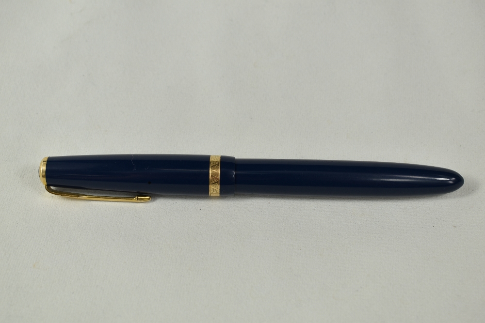 A Parker Duofold Maxima aeromatic fill fountain pen in blue, having broad decorative band to the cap - Image 3 of 3