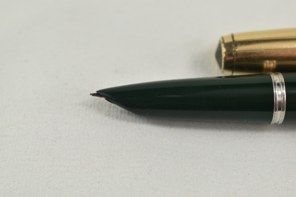 A boxed Parker 51 aeromatic fill fountain pen in forest green with gold filled cap. Approx 13.7cm - Image 3 of 4