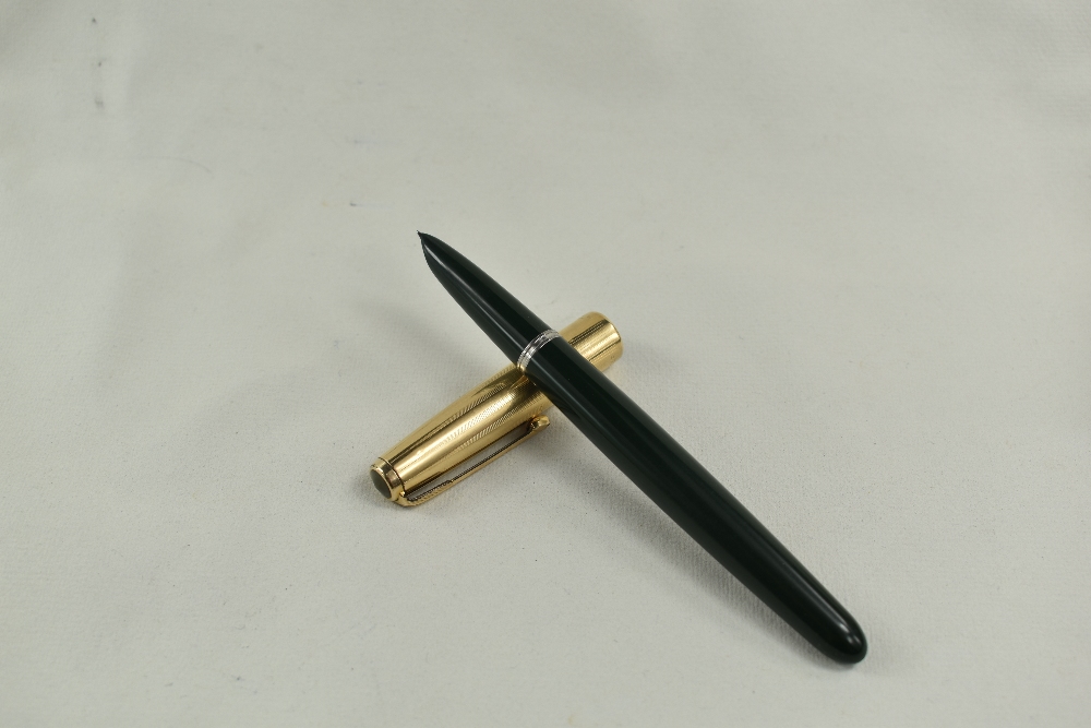 A boxed Parker 51 aeromatic fill fountain pen in forest green with gold filled cap. Approx 13.7cm - Image 2 of 4